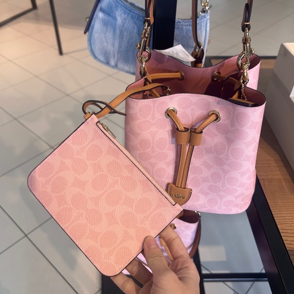NWT🌸Coach Rowan Bucket Bag In Signature Canvas With Charms CEA23 Powder Pink - Picture 4 of 9